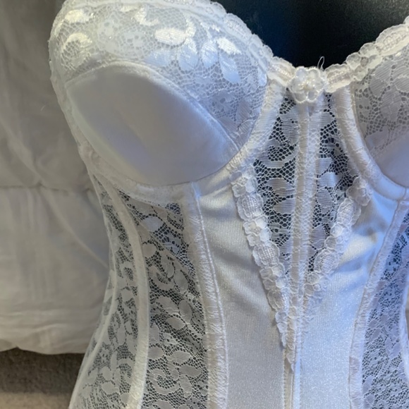 Rare Find! Merry Widow 32 A - Carnival Lace Bustier Has Underwire - Picture 2 of 7